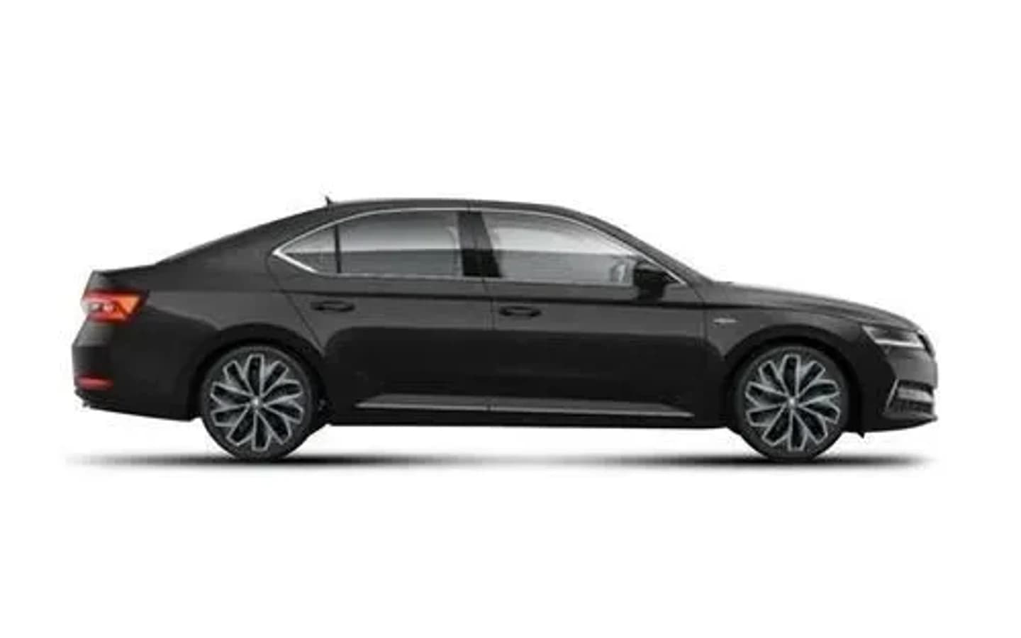 Черный Skoda Superb или Ford Focus на белом фоне осуществляет трансфер в отели Лары для трех пассажиров с багажом.