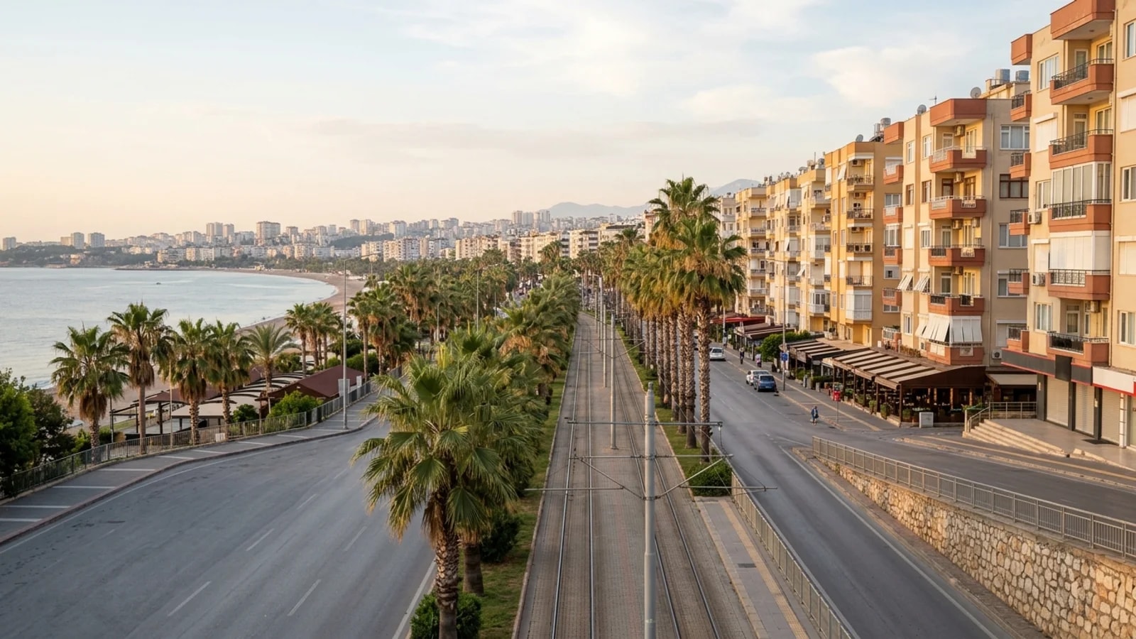 Flughafentransfer zum Hotel Gurtas Hotel Privater Van vom Flughafen Antalya vor dem Hotel Gurtas Hotel in Antalya Stadtzentrum